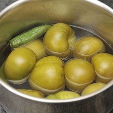 Hervir los tomates junto con los chiles serranos, un cuarto de la cebolla y el diente de ajo durante aproximadamente 5 minutos hasta que cambien de color, es importante que la cáscara no se abra para que no se tornen ácidos.