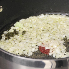 Picar finamente la cebolla. Acitronar en una sartén con un poco de aceite de oliva durante un par de minutos.