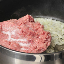 Añadir la carne molida, sazonar con sal y pimienta al gusto y continuar cociendo si dejar de mover hasta que la carne se vea cocida.
