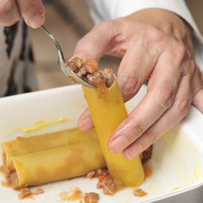 Si los canelones no son de los que viene pre-cocidos, calentar agua en una olla grande, en cuanto suelte el hervor agregar un poco de sal y cocer la pasta de siete a nueve minutos hasta que esté al dente (suave por fuera y firme por dentro). Escurrir y dejar enfriar. Engrasar una fuente para horno con mantequilla. Rellenar los canelones con la carne, tratando de no agregar mucha salsa y colocarlos en la fuente.