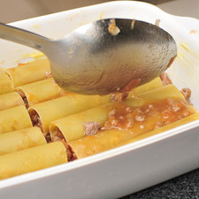 Bañarlos con salsa de jitomate.