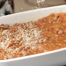 Espolvorear con queso parmesano y meter al horno a 350°F (175°C) durante 15 minutos.