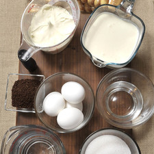 Ingredientes: 1/2 taza de agua 1 1/2 tazas de queso mascarpone 2 tazas de crema para batir 1 caja de soletas 1 taza de azúcar blanca 4 piezas de yema de huevo 4 cucharadas de café molido 2 tazas de agua