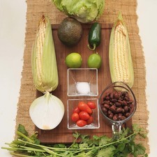 1 taza de frijoles negros cocidos 2 elotes 10 jitomates cherry 1 chile jalapeño ½ cebolla ¼ manojo de cilantro 1 Aguacate 2 limones ½ cucharadita de sal 1 lechuga orejona