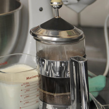 Preparar un café bien cargado hirviendo las dos tazas de agua y colocándola en una cafetera con el café. Percolar, reservar y dejar enfriar.