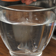 El punto de bola es cuando al dejar caer un poco del almíbar en una vaso con agua se forma una bolita al presionar con los dedos dentro del agua.