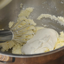 En otro tazón, batir la crema con una batidora hasta que al levantar el aspa se formen picos suaves. Agregar el queso mascarpone que debe estar a temperatura ambiente.
