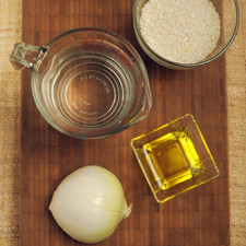 2 tazas de caldo de pollo 1 taza de arroz ¼ de cebolla Aceite de oliva Sal al gusto