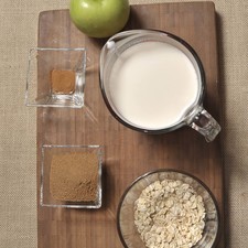 Ingredientes: 1 pieza de manzana 2 tazas de leche de almendras canela en polvo al gusto sal al gusto 1/2 taza de avena entera 1/4 taza de azúcar morena