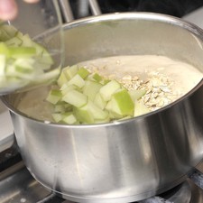 Añadir la manzana picada, mezclar y continuar cociendo 5 minutos revolviendo ocasionalmente.
