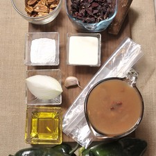 Ingredientes: 1 pieza de bolsa de plástico sal al gusto aceite de oliva al gusto 1/4 taza de crema de leche de vaca 3 tazas de frijoles cocidos 4 piezas de chile poblano 1/4 taza de azúcar glass (pulverizada) 1/2 taza de nuez 1 diente de ajo 1/4 pieza de cebolla blanca 200 gramos de piloncillo 1 1/2 tazas de flor de jamaica