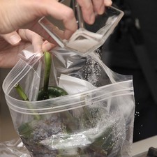 Meterlos en una bolsa de plástico y espolvorear con sal. Dejar repostar tapados 10 minutos.