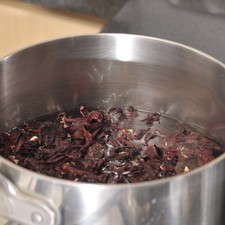 Hervir la flor de jamaica en un litro de agua con el piloncillo durante 10 minutos, meneando con frecuencia hasta que el piloncillo se disuelva.