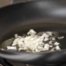 Acitronar la cebolla y el ajo picados en una sartén con aceite de oliva un par de minutos.