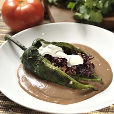 Servir los chiles sobre una cama de frijoles y adornar con un chorrito de crema. Acompañar con el agua de jamaica.