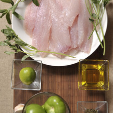 Ingredientes: pimienta negra molida al gusto sal al gusto aceite de oliva al gusto 1/2 cucharita de orégano seco 4 piezas de tomate verde (tomatillo) 3 ramas de perejil fresco 1 rama de hierbabuena fresca 1 rama de albahaca fresca 2 dientes de ajo 1 pieza de limón 4 piezas de filete de tilapia