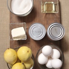 Ingredientes: aceite vegetal al gusto 6 piezas de guayaba 1 lata de leche condensada 1 lata de leche evaporada 95 gramos de queso crema 3 piezas de yema de huevo 3 piezas de huevo 1 taza de azúcar blanca S 4851 1475627810