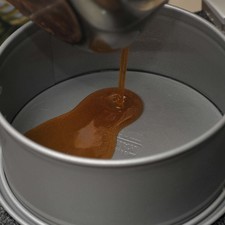 Verter dentro del molde que se va a utilizar para el flan. S 4854 1475627800