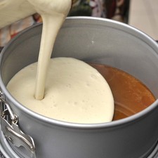 Verter la mezcla licuada sobre el caramelo en el molde. S 4857 1475627788