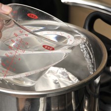 Colocar el molde dentro de una olla exprés con agua cubriendo la mitad de la altura del molde. Tapar el molde con papel aluminio, Sellar la olla y colocar en la posición 1, calentar a lumbre alta hasta que comience a silbar, bajar el fuego y cocer 20 minutos. Retirar del fuego y dejar enfriar. Dejar enfriar dentro del baño maría para que el flan no se baje. Se pueden y hornear a baño maría a 325°F (160°C) durante 1 hora 20 minutos. S 4858 1475627788