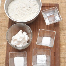 7 cucharadas de Agua helada 1 taza de Manteca vegetal 1 pieza de Bolsa de plástico 1 cucharada de Azúcar blanca 2 cucharitas de Polvo para hornear 1 1/4 cucharitas de Sal 3 tazas de Harina de trigo