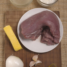 1 kilo de filete de res ½ cebolla blanca 3 dientes de ajo ¼ taza aceite de oliva 100 gramos de morillas 1 barra de mantequilla (90 gramos) 1 taza de crema ácida 1 taza de caldo de pollo Sal y pimienta al gusto