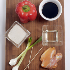 ¼ taza salsa de soya 2 cucharadas de vino blanco 2 cucharadas de azúcar 1 cebolla cambray en pequeños bastones 4 cuadros de 2x2 cm de pimiento rojo 80 gr de filete limpio de pollo 2 palitos de brocheta
