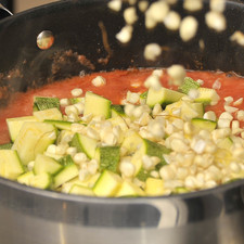 Agregar las calabacitas picadas en cubos pequeños, el elote desgranado y la hoja de laurel. Sazonar con sal al gusto y continuar cociendo 8 minutos más.