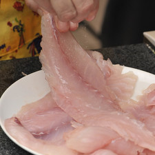 Salpimentar los filetes de pescado.