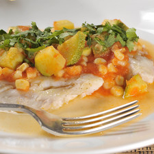 Servir el pescado bañado con la salsa, espolvoreado con cilantro picado y acompañado de arroz blanco.