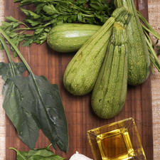 4 Calabacitas 50 Gramos de Queso de cabra 10 ramas de perejil 2 hojas de espinaca 3 hojas de albahaca fresca Aceite de oliva al gusto Sal al gusto Pimienta al gusto Palillos