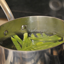 Picar el cilantro, cortar la cebolla en rodajas delgadas al igual que el jitomate. Cortar los nopales en tiras. Calentar el agua en una olla honda con una pizca de bicarbonato. Cuando suelte el hervor, agregar 2 cucharitas de sal y los nopales, cocer durante 5 minutos. S 4927 1475627619