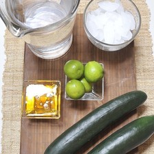 2 pepinos 6 Tazas de agua ¼ Taza de miel de agave 4 limones