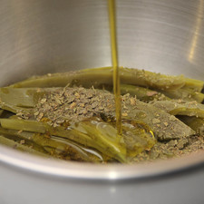 Colocar los nopales en un tazón y mezclar con el orégano, la pimienta y el aceite de oliva. S 4932 1475627608