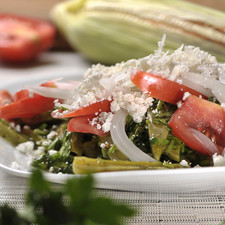 Colocar los nopales en un Platón, decorar con jitomate, cebolla y queso. Acompañar con totopos. S 4935 1475627608