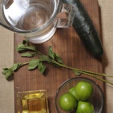 1 1/2 litros de agua 1/4 taza de miel de agave 2 ramas de hierbabuena fresca 4 piezas de limón 1 pieza de pepino