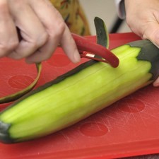 Pelar el pepino.