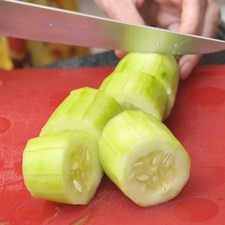 Cortar en trozos el pepino.