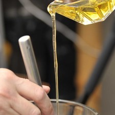 Colocar el agua en una jarra y agregar la miel de agave, agitar bien. Se puede endulzar también con azúcar.