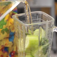 Licuar junto con el jugo de limón y las ramas de hierbabuena, y un poco de agua.