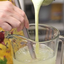 Agregar lo licuado a la jarra con el agua endulzada, mezclar bien con una cuchara.