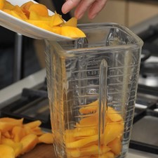 Moler en la licuadora, usar suficiente para obtener 2 tazas de durazno molido.