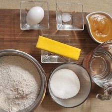 90 gramos de mantequilla 1 pieza de yema de huevo 12 cucharadas de mermelada de durazno 1 taza de agua helada 1 pizca de sal 1/2 taza de azúcar blanca 3 tazas de harina integral S 4973 1475627538