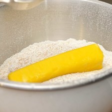 Incorporar la mantequilla a temperatura ambiente a la harina. S 4975 1475627532
