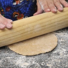 Dividir la masa en bolitas medianas, extender con un palote al tamaño deseado. S 4979 1475627521