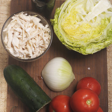 1 pechuga de pollo 2 jitomates ½ lechuga ¼ cebolla ½ pepino 2 chile serrano Sal al gusto Aceite de oliva S 498 1475637765
