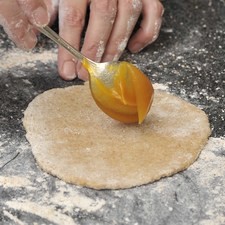Poner al centro la mermelada de durazno, cuidando que no sea demasiada para que no se salga. S 4980 1475627518