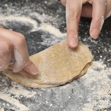 Doblar y sellar los bordes en forma de empanada. Picar la cubierta superior dos o tres veces con el tenedor para permitir que escape el vapor. S 4981 1475627518