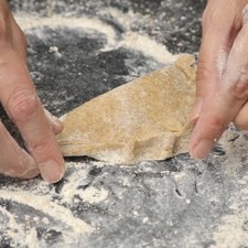 Untar en la parte superior de la empanada con yema de huevo y hornear en el horno precalentado a 350° F (175 °C) durante por 18 a 22 minutos o hasta que estén doradas. S 4983 1475627509