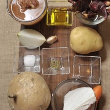 1/2 cucharita de sal 6 cucharitas de aceite de oliva 1 taza de frijoles cocidos enteros 50 gramos de queso fresco 1 pieza de papa blanca 1 pieza de zanahoria 1 pieza de jícama 1 cucharita de vinagre blanco 1/8 cucharita de orégano seco 1/4 pieza de cebolla blanca 1 diente de ajo 8 piezas de chile guajillo
